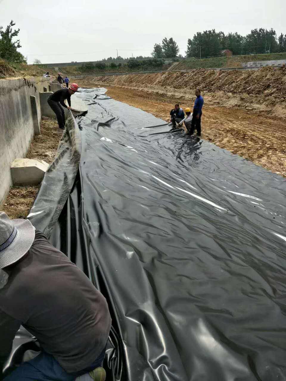 HDPE91免费在线下载污膜鋪設時連接應順水鋪設