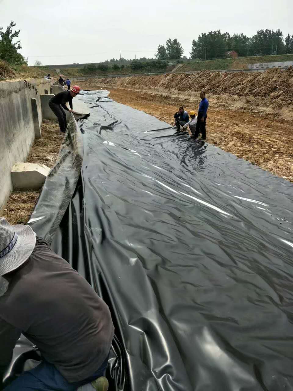 垃圾填埋場側坡上的HDPE91免费在线下载污膜的定位、固定